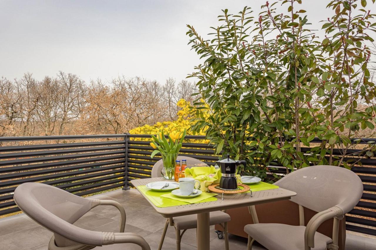 Apartments Bijou With Big Private Garden Near Umag Vilanija Ngoại thất bức ảnh